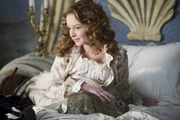 Maria (Dakota Blue Richards) in ihrem Schlosszimmer mit Kaninchen Serena, das sie vor Wilderern gerettet hat.