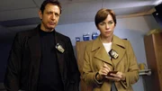 Zach Nichols (Jeff Goldblum) und Megan Wheeler (Julianne Nicholson) rollen einen alten Fall nochmals auf und befragen eine wichtige Zeugin.