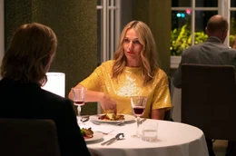 Veronika (Tanja Wedhorn) beim Dinner mit Piet (Heino Ferch).