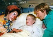 Kathrin Globisch (Andrea-Kathrin Loewig) versucht, mit der Clown-Therapie dem kleinen Toni (Konrad Jakesch) zur Genesung zu verhelfen.