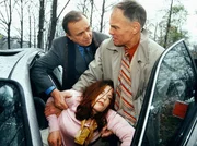 Prof. Reutter (Hans Peter Hallwachs) und Prof. Simoni (Dieter Bellmann) helfen der Frau eines Kollegen (Cornelia Schindler) nach einem schweren Autounfall aus dem Auto.
