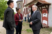 Oberkommissar Alexander Witte (Jannik Mioducki, l.) und Hauptkommissarin Julia Schröder (Anika Baumann, 2.v.l.) treffen am Tatort auf Oberstaatsanwalt Bernd Reuther (Rainer Hunold, r.). Sandra Löber (Bettina Burchard, M.) und ihr Mann Carsten (Felix Everding, 2.v.r.) wollen nicht glauben, dass einer ihrer Mitarbeiter auf dem Weingut ermordet wurde. Oberkommissar Alexander Witte (Jannik Mioducki, l.) und Hauptkommissarin Julia Schröder (Anika Baumann, 2.v.l.) treffen am Tatort auf Oberstaatsanwalt Bernd Reuther (Rainer Hunold, r.). Sandra Löber (Bettina Burchard, M.) und ihr Mann Carsten (Felix Everding, 2.v.r.) wollen nicht glauben, dass einer ihrer Mitarbeiter auf dem Weingut ermordet wurde.