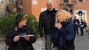 Ulla (Veronica Ferres) und Jan (Heiner Lauterbach) sto&szlig;en bei der Suche nach ihrer Teenagertochter in Verona auf die ungew&ouml;hnliche Touristin Gerda (Veronika von Quast, li.).