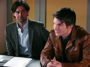 Frank Beilinger (Leopold Hornung, r.) wird in Anwesenheit seines Anwalts Frebert (Robert Lohr, l.) verh&ouml;rt. Er beschuldigt seinen Bruder Luis, da sein Vater Alois vorhatte, ein Testament aufzusetzen, in dem er Frank zu seinem Nachfolger auf dem Chefsessel der Brauerei erkl&auml;ren wollte. Oder hat Frank selbst ein Motiv, weil er nicht nicht warten wollte, bis sein Vater infolge eines nat&uuml;rlichen Todes abdankt?