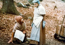 Schneewei&szlig;chen (Julie Juristov&aacute;) und Rosenrot (Katrin Martin) suchen Holz im Wald.