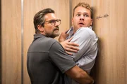 Guideon (Tom Beck, l.) und Julian Beil (Ben Münchow, r.) im steckengebliebenen Aufzug: Ein verzweifelter Versuch, Julians Rücken einzurenken. Die beiden kommen sich näher, ob sie wollen oder nicht. Guideon (Tom Beck, l.) und Julian Beil (Ben Münchow, r.) im steckengebliebenen Aufzug: Ein verzweifelter Versuch, Julians Rücken einzurenken. Die beiden kommen sich näher, ob sie wollen oder nicht.