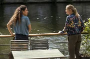 Jasmin Sayed (Sesede Terziyan, i.) und Paula Sprenger (Sarina Radomski, r.) wollen Wolf bei seinem Date im Hafengrill beobachten. Jasmin Sayed (Sesede Terziyan, i.) und Paula Sprenger (Sarina Radomski, r.) wollen Wolf bei seinem Date im Hafengrill beobachten.