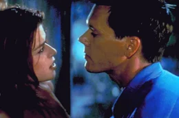 Polizei Sergeant Duquette (Kevin Bacon, r.) schenkt der Freisprechung des Lehrers keinen Glauben. Er kn&uuml;pft sich Suzie Toller (Neve Campbell, l.) vor ...