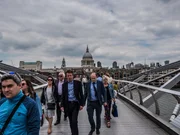 Fu&szlig;g&auml;nger auf der Millennium Bridge in London.