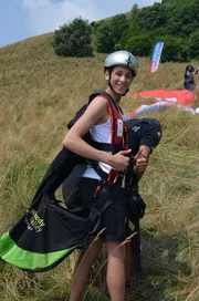Ein Junge mit Paragliding-Ausrüstung. Ein Junge mit Paragliding-Ausrüstung.