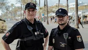 Einsatz am Ballermann: Torsten Obst (r.) geht mit seinem spanischen Kollegen Javier Pulpillo-Mas (l.) Streife auf Mallorca.