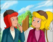 Bibi (re.) und Tina (li.) stellen Nachforschungen auf dem M&uuml;hlenhof an &ndash; und werden vom Bauern erwischt.