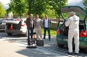 Konstantin Wahler (Maximilian Klas, 2.v.l.) kann nicht fassen, dass die Kommissare Benedikt Beissl (Andreas Giebel, l.) und Jerry Paulsen (Peter Marton, 2.v.r. mit Komparse, r.) sein Auto durchsuchen lassen. Sie nennen es &bdquo;Berufskrankheit&rdquo;.