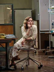 Nachdem ihr Mann ermordet wurde, muss Mona Hansen (Helle Fagralid) sich den Fragen der Ermittler stellen.