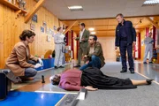 Rechtsmedizinerin Dr. Dimos (Anastasia Papadopoulou, l.) untersucht die auf der Kegelbahn liegende Tote (Komparsin) und gibt Kommissar Kaya (Baran H&ecirc;v&icirc;, 3.v.r.) und Polizeihauptmeister Mohr (Max M&uuml;ller, 2.v.r.) eine erste Einsch&auml;tzung. Hauptkommissar Hansen (Igor Jeftić, 3.v.l.) erh&auml;lt weitere Informationen von der Spurensicherin Maria Berger (Maria L&uuml;thi, 2.v.l.).