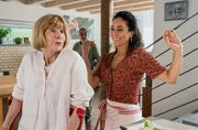 Auch wenn das gebrochene Bein sie nervt und hindert - Charlotte (Ursela Monn, l.) lässt sich die gute Laune nicht verderben (mit Gunter Schoß, h. und Marzia Tedeschi, r.). Auch wenn das gebrochene Bein sie nervt und hindert - Charlotte (Ursela Monn, l.) lässt sich die gute Laune nicht verderben (mit Gunter Schoß, h. und Marzia Tedeschi, r.).
