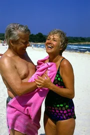 Eberhard (Stefan Orlac) hat die unverhoffte Erfahrung gemacht, da&szlig; seine Frau (Maria Sebaldt) eine exzellente Schwimmerin ist.