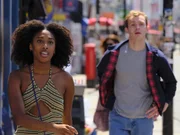 Jess und Ben haben beide den Bus knapp verpasst. Jess und Ben haben beide den Bus knapp verpasst.