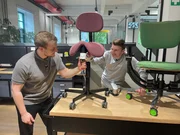 Thomas Riegler (links) und Markus Franz-Riegler, Gründer von Bergardi, mit ihren selbst-entwickelten Pendelstühlen Thomas Riegler (links) und Markus Franz-Riegler, Gründer von Bergardi, mit ihren selbst-entwickelten Pendelstühlen