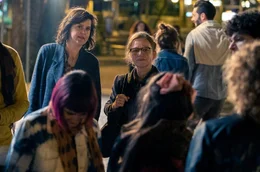 Fritzi (Miriam Maertens, Mitte li.) ist zusammen mit Maria (Lena Stolze, Mitte re.) ihrem Vater heimlich gefolgt.