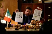 Der italienische Kommissar Angelo (Leonardo Nigro) erwartet Ulla und Jan schon mit ihren Fahndungsfotos.
