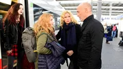 Ulla (Veronica Ferres, 2. v. re.) und Jan (Heiner Lauterbach) bringen Tochter Julia (Paulina R&uuml;mmelein) und ihre Freundin Lea (Olivia M&uuml;ller-Elmau, li.) zum Zug.