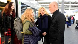 Ulla (Veronica Ferres, 2. v. re.) und Jan (Heiner Lauterbach) bringen Tochter Julia (Paulina R&uuml;mmelein) und ihre Freundin Lea (Olivia M&uuml;ller-Elmau, li.) zum Zug.