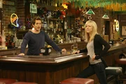 Dee (Kaitlin Olson, r.) und Dennis (Glenn Howerton, l.) sind von der Neuen alles andere als begeistert ...