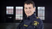 Magnus (Oscar Töringe) muss als Polizist stets objektiv sein; andererseits sorgt er sich um seine Schwester, die berauscht von Alkohol und Drogen in einen Unfall verwickelt ist. Magnus (Oscar Töringe) muss als Polizist stets objektiv sein; andererseits sorgt er sich um seine Schwester, die berauscht von Alkohol und Drogen in einen Unfall verwickelt ist.