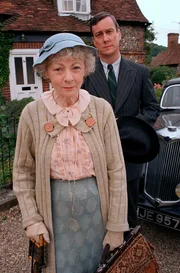 Miss Marple (Geraldine McEwan), D.I. Slack (Stephen Tompkinson)
