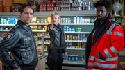 Bei dem &Uuml;berfall auf einen Laden ist ein Schuss gefallen. Melanie (Sanna Englund, M.) und Mattes (Matthias Schloo, l.) rekonstruieren mit Hilfe von Dr. Schmidt (Joel Williams, r.) den Tathergang.