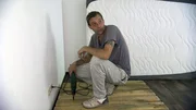 Stephan ist gerade in seine neue Wohnung in Bremerhaven gezogen und baut ein Bett aus Paletten - das gleichzeitig Sofa sein soll. Stephan ist gerade in seine neue Wohnung in Bremerhaven gezogen und baut ein Bett aus Paletten - das gleichzeitig Sofa sein soll.