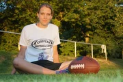 Footballspielerin Diana mit einem Football.