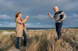 Camping-Kalle (Christoph M. Ohrt) unterst&uuml;tzt Desiree (Diana Amft).