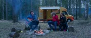 Axel (Jakob Dyrud) spielt am Lagerfeuer einen schr&auml;gen Song.