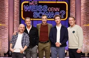 ARD WER WEISS DENN SOWAS? FOLGE 1393, "Markus Lanz und Louis Klamroth". Moderator Kai Pflaume (M.) und seine Rateteam-Kapit&auml;ne Bernhard Ho&euml;cker (l.) und Wotan Wilke M&ouml;hring (r.) begr&uuml;&szlig;en Markus Lanz und Louis Klamroth.