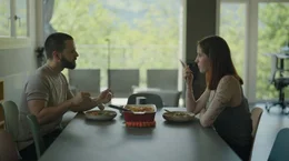 WESTDEUTSCHER RUNDFUNK K&Ouml;LN Essen als Religion, Vom Zwang, sich gesund zu ern&auml;hren - Ab dem 18.02.2026 in der ARD-Mediathek, Ein Film von Jakob Kneser und Eva Schultes Sein drastischer Kurswechsel macht ihn zum Feindbild der Hardcore-Veganer: Niko Rittenau mit seiner Katharina. &copy; WDR/Leo Adass, honorarfrei - Verwendung gem&auml;&szlig; der AGB im engen inhaltlichen, redaktionellen Zusammenhang mit genannter WDR-Sendung und bei Nennung "Bild: WDR/Leo Adass" (S2+). WDR Kommunikation/Redaktion Bild, K&ouml;ln, Tel: 0221/220 -7132 oder -7133, Fax: -777132, bildkommunikation@wdr.de
