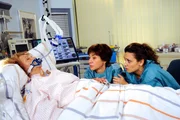 Merle (Anja Franke, M.) und Rieke (Anika Lehmann, r.) sind vereint in der Sorge um Erika (Madeleine Lierck-Wien, l.).
