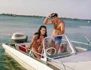 Paula Caplan (Martine Beswick), James Bond (Sean Connery)