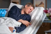 Gesundheitsstatistiker Dr. Gregor Boehmisch (Steffen Groth) hat nach seiner Operation pl&ouml;tzlich starke Schmerzen.