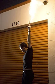 Michael (Jeffrey Donovan) geht davon aus, in einen Hinterhalt gelockt zu werden, und feuert eine Leuchtpistole ab, um m&ouml;gliche Scharfsch&uuml;tzen f&uuml;r seine Partnerin sichtbar zu machen.