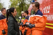 Nach der Hausuntersuchung bei der Familie Blick erhofft sich Annabell Lorenz (Stephanie Stumph) aufschlussreiche Informationen von Feuerwehrmann Thomas Zerz (Max von Thun, r.).