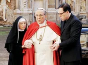 Schwester Pascalina (Christine Neubauer) und Pater Andreas (Thomas Loibl, rechts) st&uuml;tzen den schwer erkrankten Papst Pius XII. (Remo Girone).