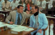 Ken Bowden (Bill Murray, r.) &uuml;bernimmt die Verteidigung des wegen Vergewaltigung angeklagten Lehrers Sam Lombardo (Matt Dillon, l.) ...