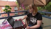 Jessica sucht online nach einem geeigneten Job Jessica sucht online nach einem geeigneten Job