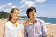 Amy (Annekathrin Bach) und Daniel (Roman Rossa) genießen den gemeinsamen Strandspaziergang und entdecken am Himmel einen alten Bekannten. Amy (Annekathrin Bach) und Daniel (Roman Rossa) genießen den gemeinsamen Strandspaziergang und entdecken am Himmel einen alten Bekannten.