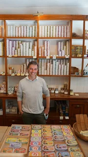 Bunte Vielfalt der &Ouml;lsardine: Tiago Ferreira f&uuml;hrt in dritter Generation in der Altstadt von Lissabon ein kleines Gesch&auml;ft mit Fischkonserven.