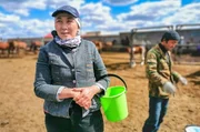 Sholpan Karbasova ist Chefmelkerin in einem gro&szlig;en Stutenmilchbetrieb.