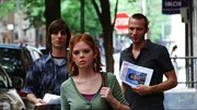 Angst? Brenda (Dreama Walker) m&ouml;chte nicht wissen, was Lew (Lucas Papaelias, l.) und Ricky (David Call) ihr &uuml;ber den angeblichen Straft&auml;ter aus der Nachbarschaft zu sagen haben.