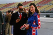 Natalie (Cameron Diaz) liegen alle M&auml;nner zu F&uuml;&szlig;en - auch Roger Corwin (Tim Curry).